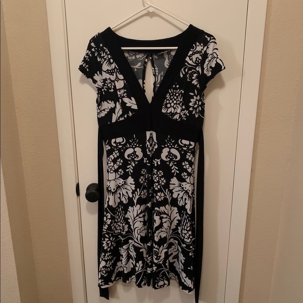 black and white dress, used twice, very comfy!!